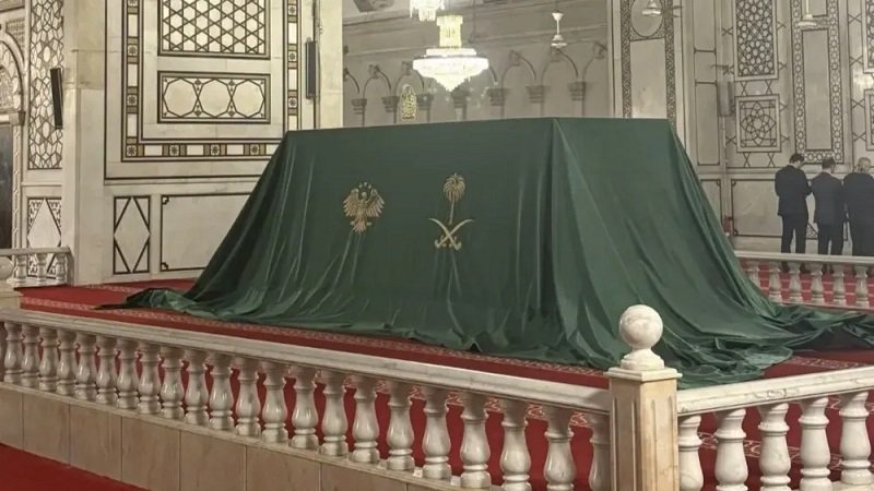 الشرع يكشف عن قطعة من ستار الكعبة هدية للمسجد الأموي 2 7487406