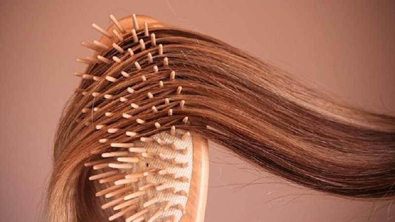 لشعر صحي... ما أفضل الأطعمة التي يجب تناولها؟ 2 Loreal Paris BMAG Article how to clean your hair brush M