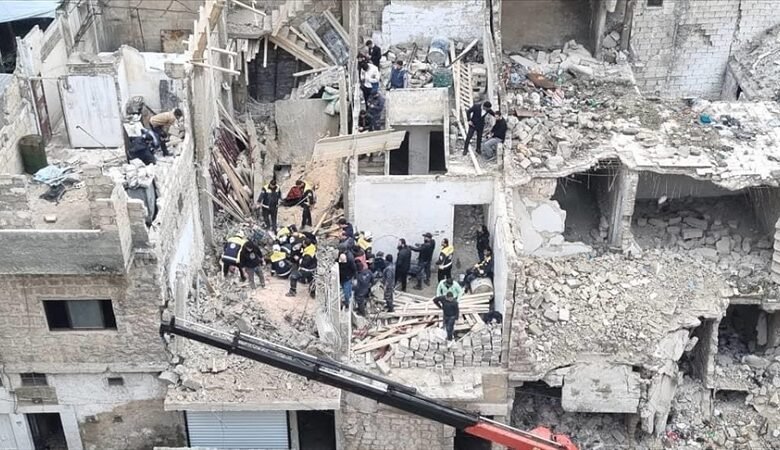 وفاة عامل من 3 تم إنقاذهم بعد انهيار مبنى في حلب