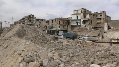 برد ينهش الجدران المهدمة في أحياء حلب المدمرة