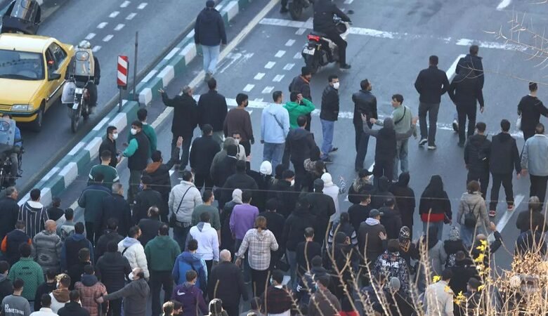 بعد أسبوع على اندلاعها.. ماذا نعرف عن الاحتجاجات في إيران؟