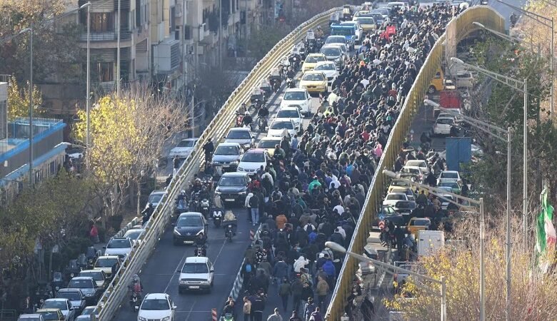 توسع احتجاجات إيران... وخامنئي يشدد على «تركيع العدو» 1 توسع احتجاجات إيران... وخامنئي يشدد على «تركيع العدو»