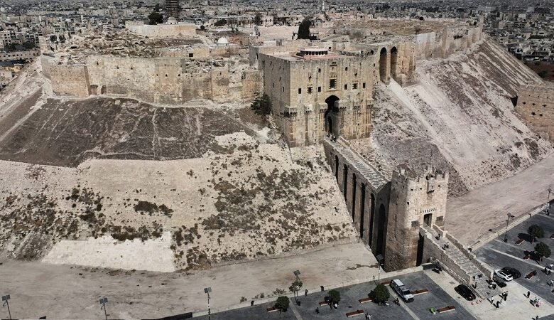 قلعة حلب.. ذاكرة الحجر وحصن الدفاع في قلب المدينة القديمة 1 قلعة حلب.. ذاكرة الحجر وحصن الدفاع في قلب المدينة القديمة