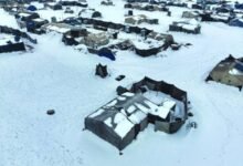 الثلوج تفاقم معاناة النازحين في مخيمات إدلب وحلب 17 الثلوج تفاقم معاناة النازحين في مخيمات إدلب وحلب