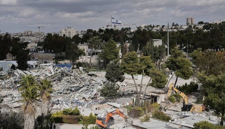 إسرائيل تقتحم مقر الأونروا في القدس وتهدم منشآته 1 إسرائيل تقتحم مقر الأونروا في القدس وتهدم منشآته