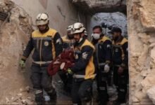 الدفاع المدني بحلب ينتشل جثمان الطفل من المنزل المنهار بحي العامرية