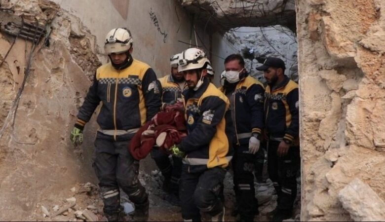 الدفاع المدني بحلب ينتشل جثمان الطفل من المنزل المنهار بحي العامرية 1 الدفاع المدني بحلب ينتشل جثمان الطفل من المنزل المنهار بحي العامرية