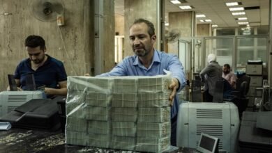 السوريون يأملون تحسّن معيشتهم بعد سيطرة الحكومة على النفط 15 السوريون يأملون تحسّن معيشتهم بعد سيطرة الحكومة على النفط