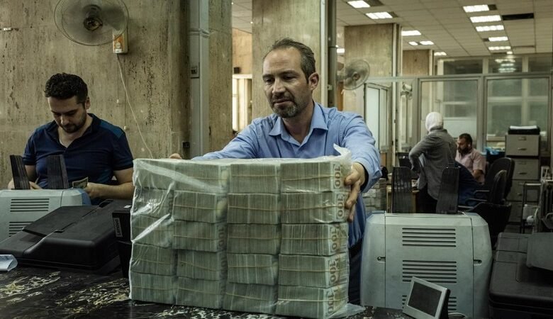 السوريون يأملون تحسّن معيشتهم بعد سيطرة الحكومة على النفط