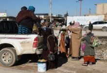عشرات العائلات تغادر دير حافر في حلب رغم تهديدات قسد 