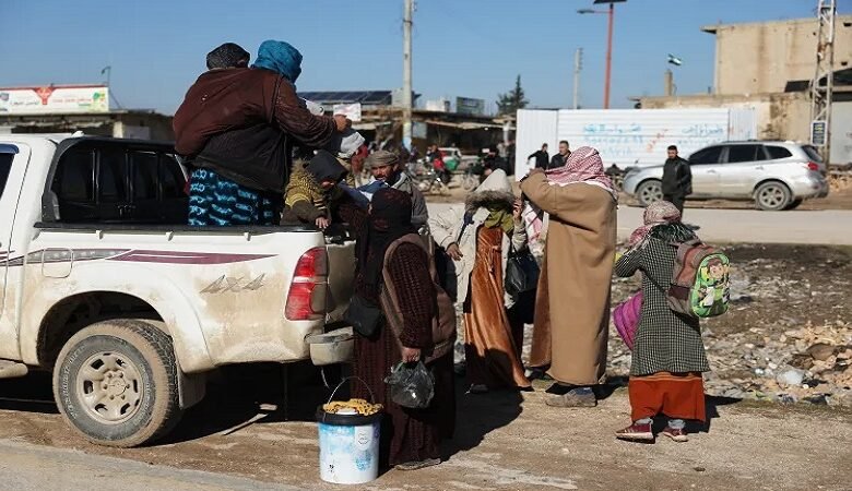 عشرات العائلات تغادر دير حافر في حلب رغم تهديدات قسد 
