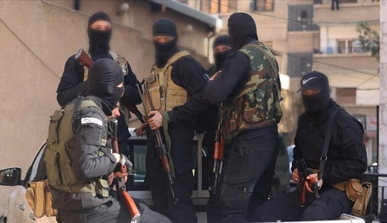 تفكيك مجموعة مسلحة "خارجة عن القانون" بريف دمشق 1 تفكيك مجموعة مسلحة "خارجة عن القانون" بريف دمشق