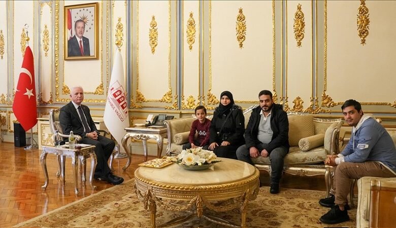 إسطنبول تكرم طفلاً سورياً نظّم السير أمام سيارة إسعاف 1 إسطنبول تكرم طفلاً سورياً نظّم السير أمام سيارة إسعاف