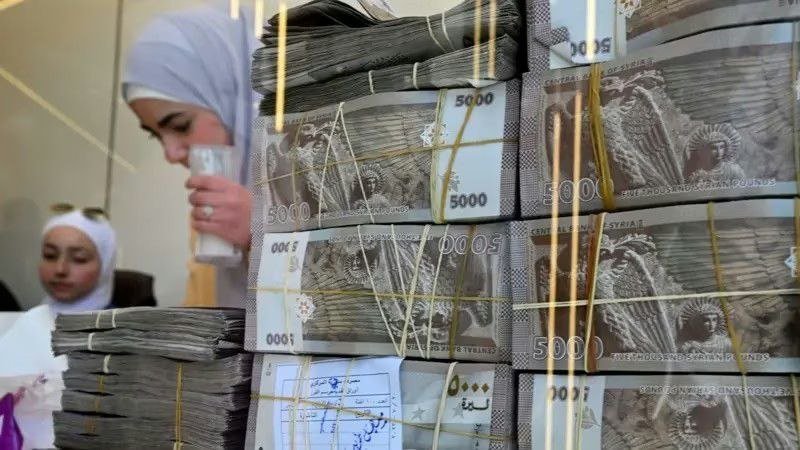 سوريا تودع أكياس النقود.. والعملة الجديدة بين أيدي السوريين