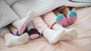 النوم بالجوارب… راحة شتوية أم مخاطر صحية؟