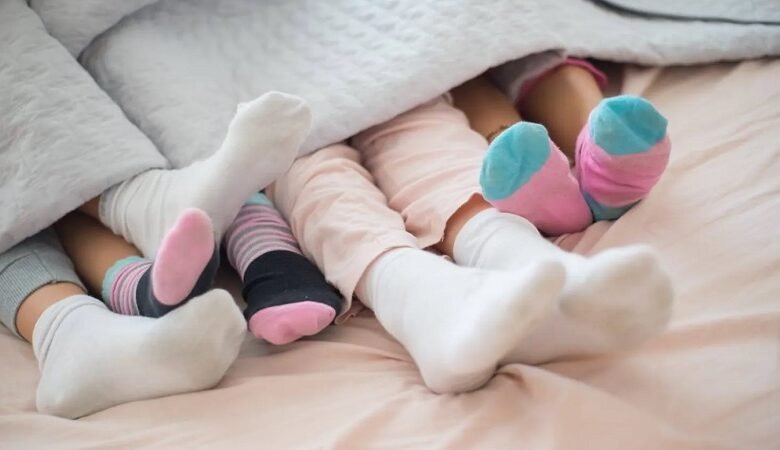 النوم بالجوارب… راحة شتوية أم مخاطر صحية؟ 1 النوم بالجوارب… راحة شتوية أم مخاطر صحية؟