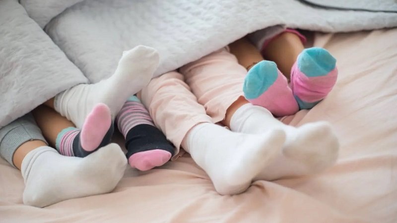 النوم بالجوارب… راحة شتوية أم مخاطر صحية؟ 2 1376438