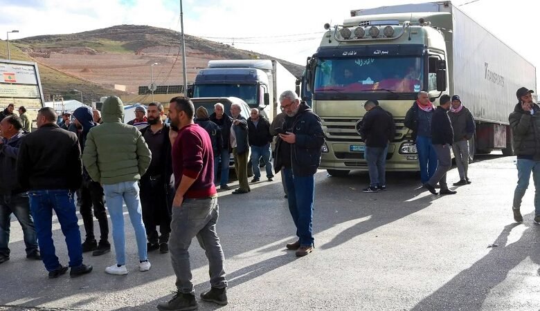 اتفاق مؤقت بين لبنان وسوريا يسمح بمرور الشاحنات