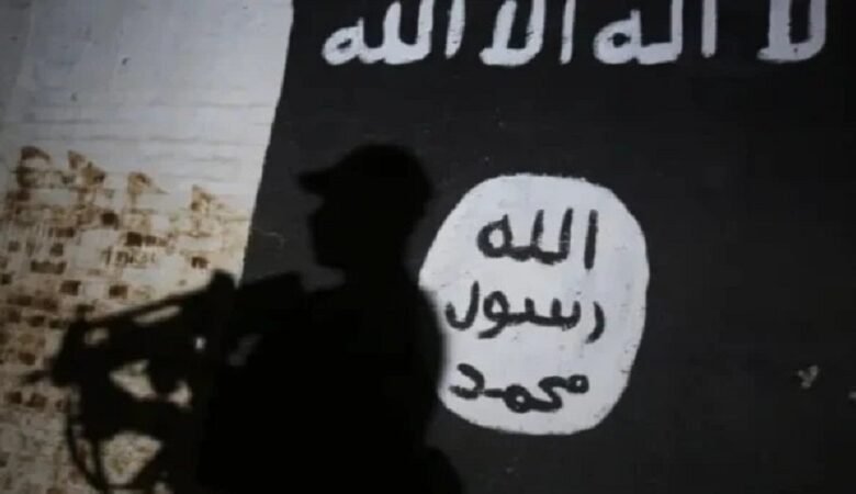 العراق يستلم من سوريا 450 من معتقلي داعش