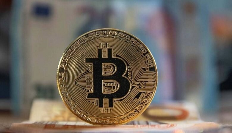 "بيتكوين" تنتعش بعد ملامسة مستوى 60 ألف دولار