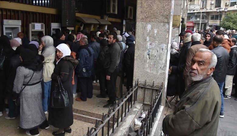 تأخر المعاشات يفاقم معاناة المتقاعدين في سوريا 1 تأخر المعاشات يفاقم معاناة المتقاعدين في سوريا