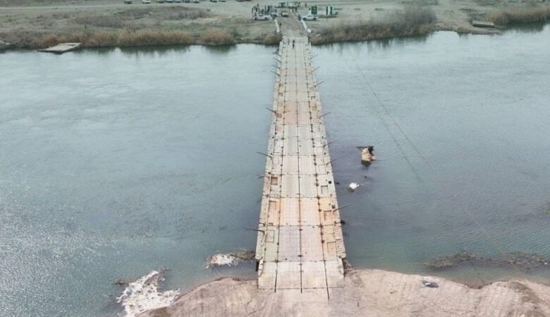 لتسهيل عبور المواطنين.. محافظة دير الزور تفتتح الجسر العائم