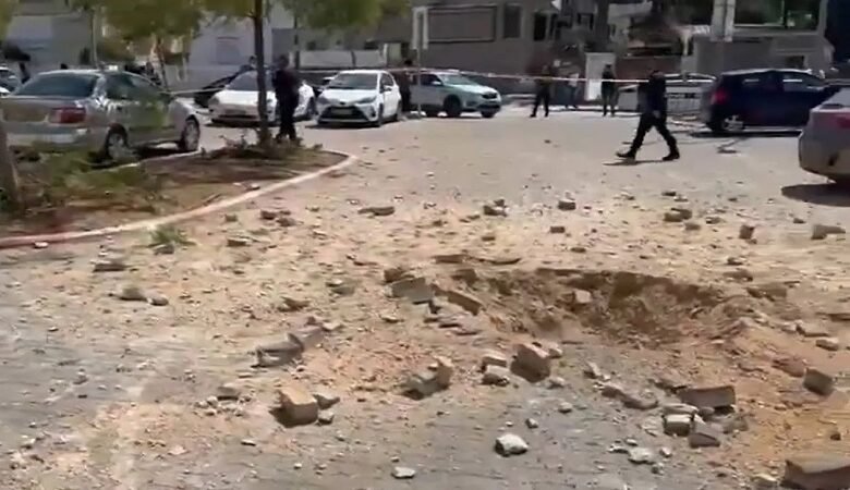 صواريخ إيرانية تتسبب في أضراراً مادية بوسط إسرائيل 1 صواريخ إيرانية تتسبب في أضراراً مادية بوسط إسرائيل