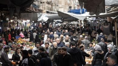 الغلاء يضغط السوريين.. والحرب تهدّد برفع الأسعار أكثر 12 الغلاء يضغط السوريين.. والحرب تهدّد برفع الأسعار أكثر