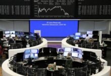الأحمر يصبغ مؤشرات الأسهم العالمية في جلسة دامية