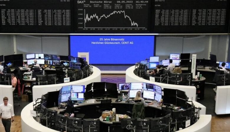 الأحمر يصبغ مؤشرات الأسهم العالمية في جلسة دامية