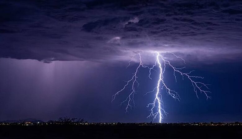 ماذا يحدث لجسمك عند تعرضك لصاعقة برق؟