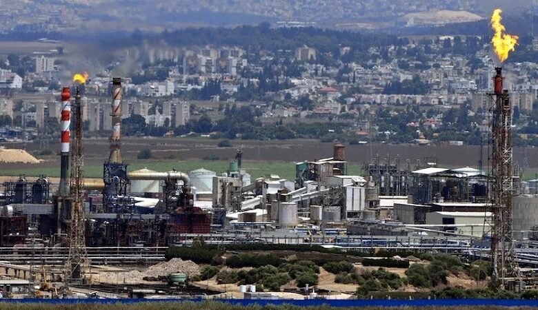 إيران تعلن استهداف مصافي نفط في حيفا