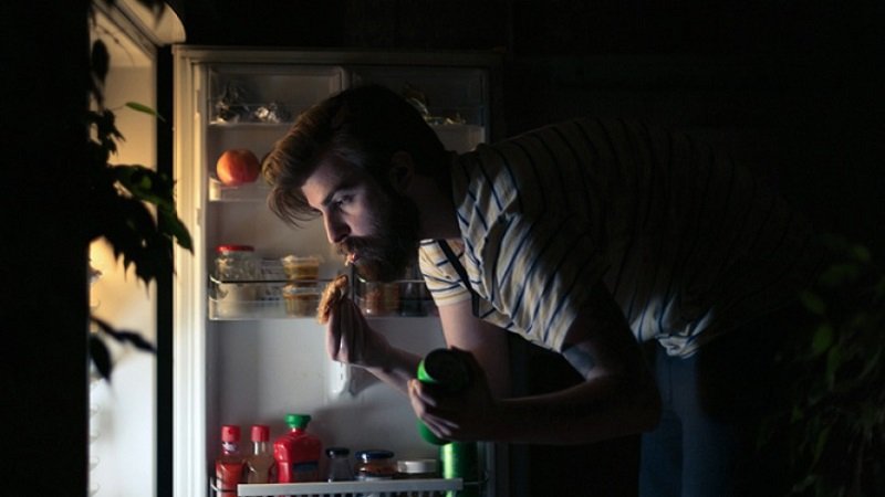 تناول الطعام ليلاً