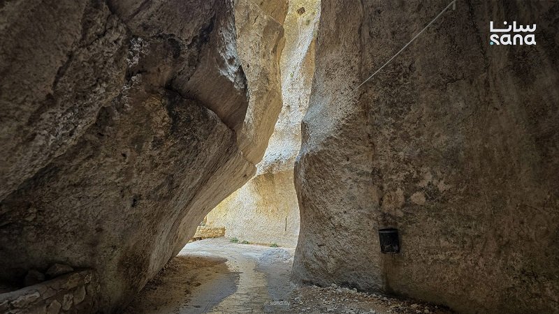 فج معلولا.. مقصد سياحي يروي تاريخ المكان وروحانيته 2 1000313656 scaled 1