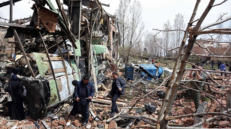 خمسة قتلى في إيران بضربات أثناء عملية إنقاذ الطيار الأميركي 2 1475114