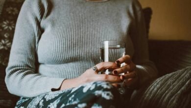 هل شرب الماء قبل النوم مفيد أم مضر؟ 15 هل شرب الماء قبل النوم مفيد أم مضر؟