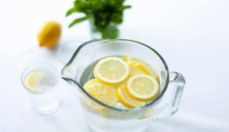 6 إضافات بسيطة تجعل الماء أكثر متعة وفائدة