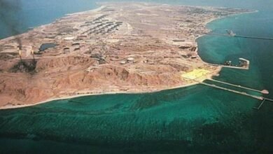 جزيرة خرج.. عصب الاقتصاد الإيراني في مرمى القصف