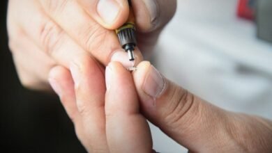 الكتابة على حبّة الأرز… فنّ دقيق يجمع بين المهارة والإبداع