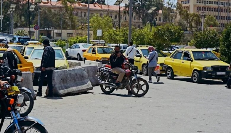 "فوضى النقل" في دمشق.. سائقو التاكسي الأصفر يطالبون بالتنظيم 1 "فوضى النقل" في دمشق.. سائقو التاكسي الأصفر يطالبون بالتنظيم