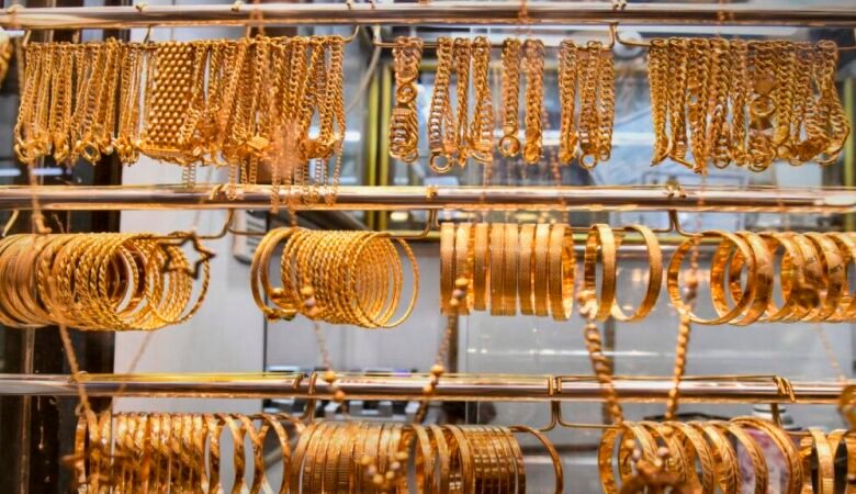 تقلبات أسعار الذهب.. لماذا يختلف سعر القطعة نفسها بين محل وآخر؟