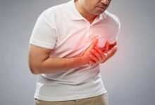 كيف تفرق بين ألم الصدر العادي والنوبة القلبية؟