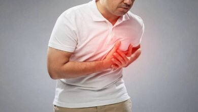كيف تفرق بين ألم الصدر العادي والنوبة القلبية؟