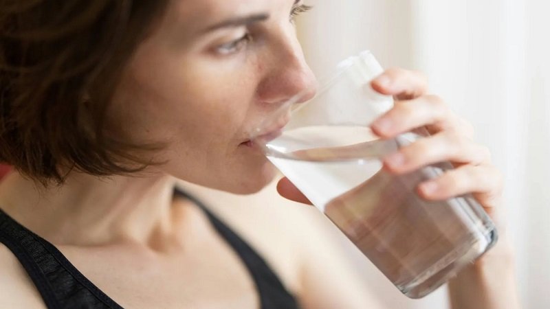 كيف يؤثر شرب الماء قبل الأكل على عملية الهضم؟ 2 1551605