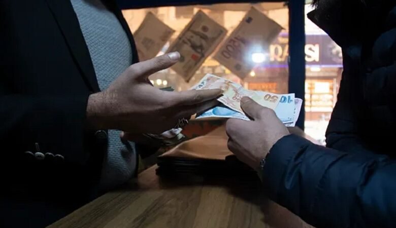 3 عملات بالأسواق.. كيف يواجه سكان الشمال السوري أزمة الأسعار؟ 1 3 عملات بالأسواق.. كيف يواجه سكان الشمال السوري أزمة الأسعار؟