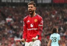 فرنانديز يتوج بجائزة أفضل لاعب في موسم الدوري الإنجليزي