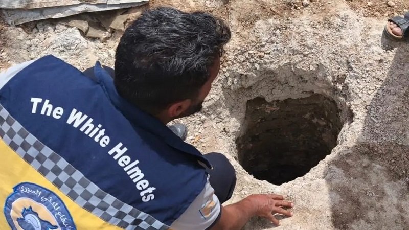 انتشال جثة شاب بعد 18 ساعة من سقوطه داخل بئر في ريف إدلب 2 Civil Defense retrieves the body of a young man 18 hours after he fell into a well in rural Idlib