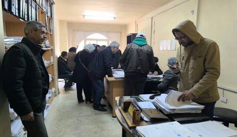 صرف الرواتب التقاعدية في حلب.. ازدحام وانتظار طويل!