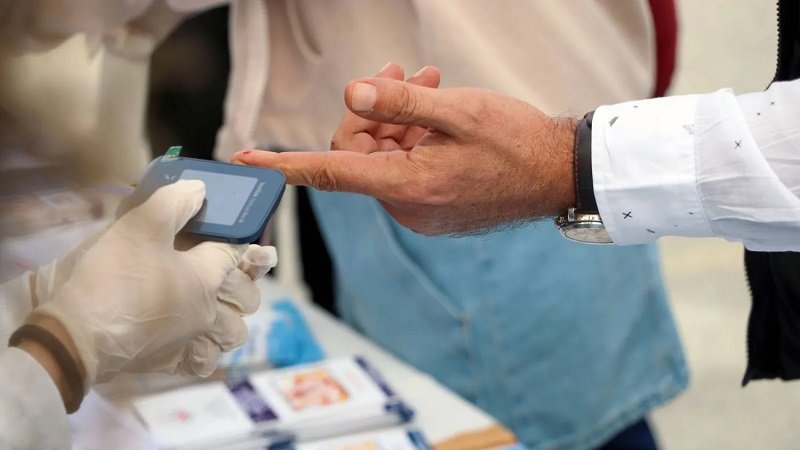 ما العلاقة بين التوتر وارتفاع السكر في الدم؟ 2 ما العلاقة بين التوتر وارتفاع السكر في الدم؟
