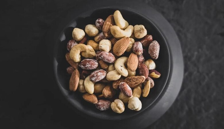 6 أطعمة تعزز صحتك مع التقدم في العمر 1 6 أطعمة تعزز صحتك مع التقدم في العمر